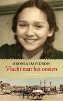 Boekomslag met portret van een lachend meisje met donker haar, titel 'Vlucht naar het oosten' en een afbeelding van een kar met paard voor verwoeste gebouwen.