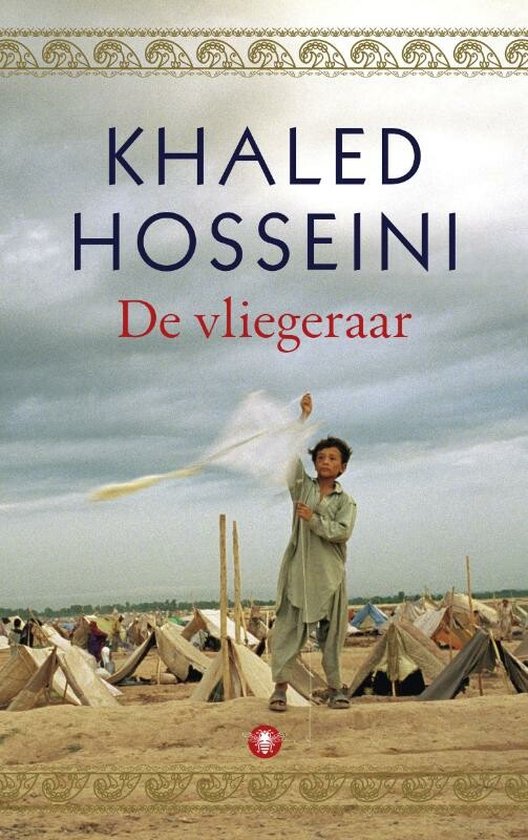 Boekomslag met een jongen in traditionele kledij die een vlieger oplaadt tegen een achtergrond van tenten en bewolkte hemel. Titel: De vliegeraar.