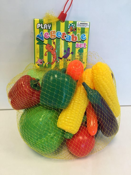 Net met diverse plastic groenten, waaronder een rode paprika, groene paprika, aubergines, maïskolven, wortels en een sla.