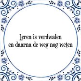 Tegeltje met Spreuk (Tegeltjeswijsheid): Leren is verdwalen en daarna de weg nog weten + Kado verpakking & Plakhanger