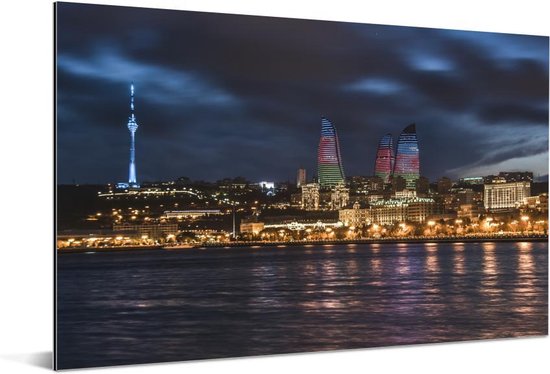 Nuages sombres sur la ville illuminée de Bakou en Azerbaïdjan Aluminium 120x80 cm - Tirage photo sur aluminium (décoration murale en métal)