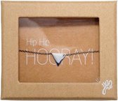 Prachtige giftbox 'Hip Hip Hooray' met een speciale subtiele zilveren armband