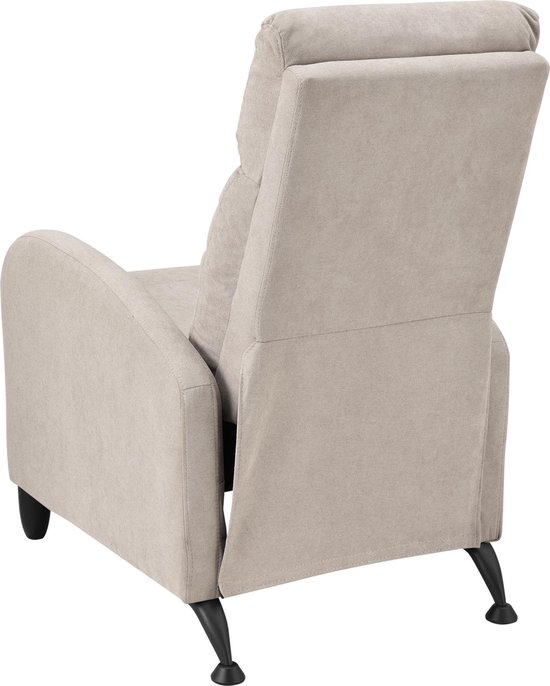 Achterkant van een lichtbeige relaxfauteuil met bruine poten.