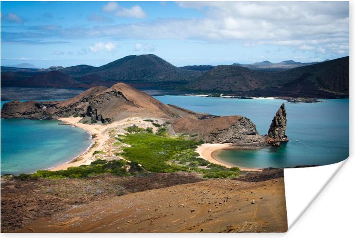 Poster - Een bergachtig landschap bij de kust van Galapagoseilanden