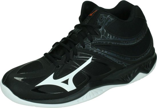 Zwarte Mizuno mid-top sportschoen met witte logo en grijs patroon op de enkel.