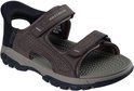 Bruine Skechers herensandaal met verstelbare bandjes en perforaties.