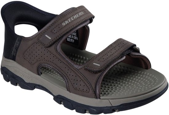 Bruine Skechers herensandaal met verstelbare bandjes en perforaties.