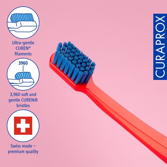 Close-up van een rode CURAPROX CS 3960 Super Soft tandenborstel met blauwe borstelharen en infographics over de filamenten en kwaliteit.