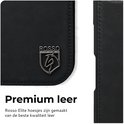 Close-up van de zwarte lederen telefoonhoes met het gestileerde paardenlogo van ROSSO.