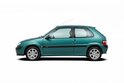 Citroën Saxo VTS verte 3 portes à hayon, avec des roues à cinq rayons.
