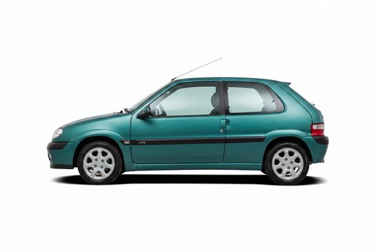 Citroën Saxo VTS verte 3 portes à hayon, avec des roues à cinq rayons.