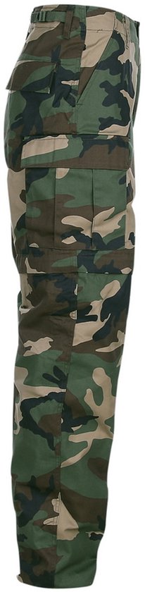 Camo afritsbroek, detail van cargozakken op de zijkant, op witte achtergrond.