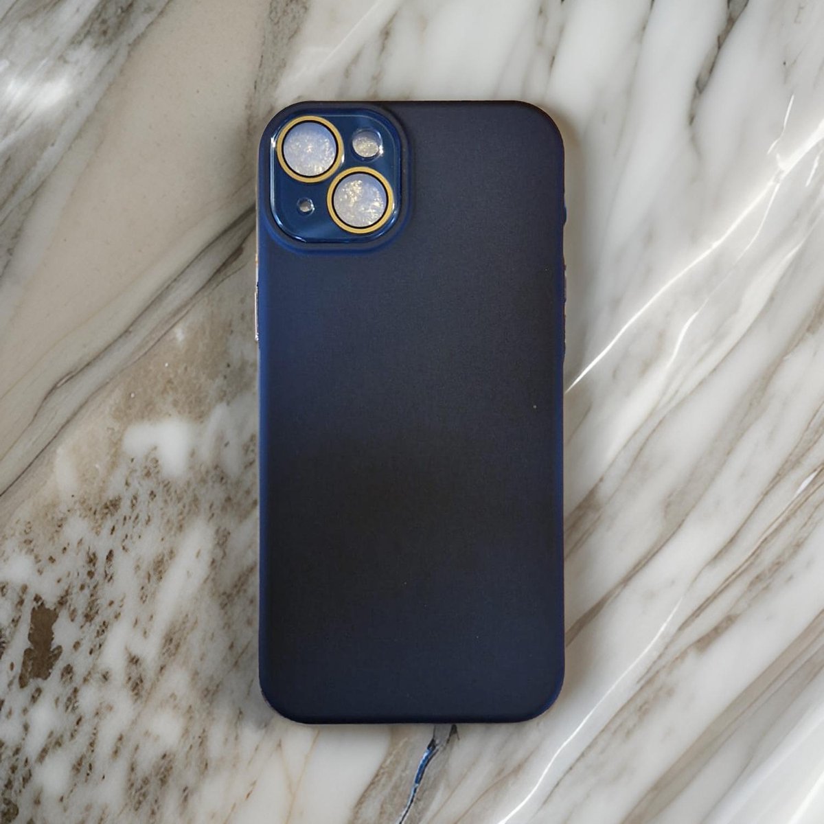 Zwarte Siliconen Backcover met Camera Bescherming – Geschikt voor iPhone 15 Plus | HYKS Everything You Need | Flexibel en Duurzaam