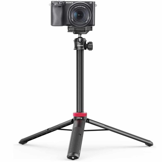 Zwarte camera op een compact zwart statief met rode ring, op een witte achtergrond.