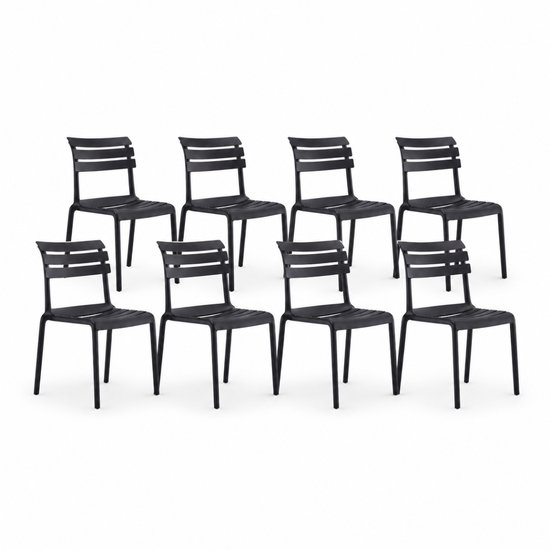 Ensemble de huit chaises de jardin noires en plastique.