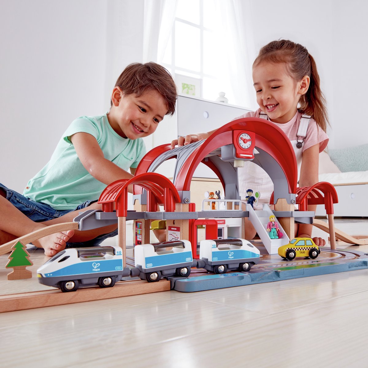 Hape Grand City Station - Houten Treinstation met Projector en Geluidsrecorder, 45 Onderdelen, 3+ jaar