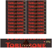 Stapel Toblerone verpakkingen met het logo en een driehoek van chocolade.