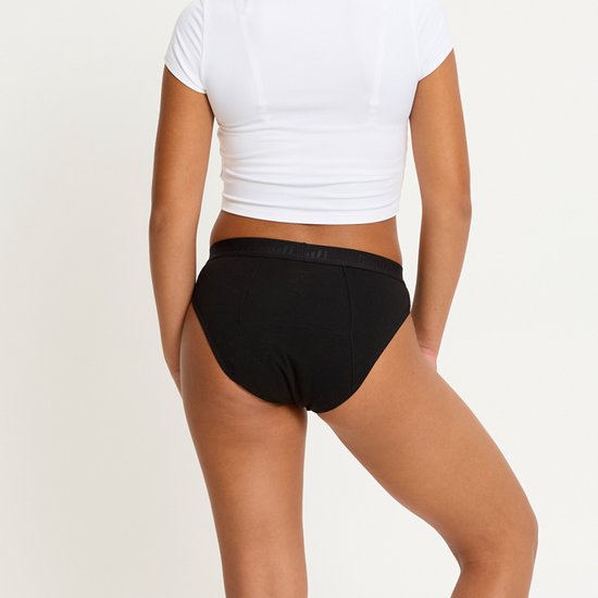 Meisje in zwart hipster bikinislipje, achterkant met logo.