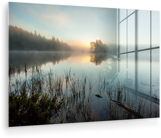 Une peinture en verre acrylique d'un lever de soleil sur un lac brumeux, entouré d'arbres. Une fenêtre avec des reflets est visible sur la droite.