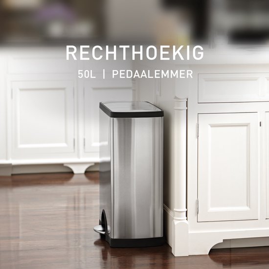 Rechthoekige RVS pedaalemmer van 50L in een keuken. Tekst: RECHTHOEKIG, 50L, PEDAALEMMER.