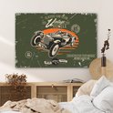 Voiture vintage sur fond soleil orange, texte 'Classic Car Club'.