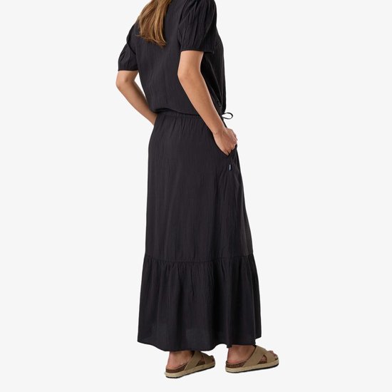 Zwarte crinkle lange rok met elastische tailleband en steekzakken.