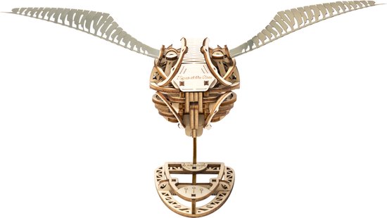 Houten model van de Gouden Snaai met wijd uitgespreide vleugels op een zwarte achtergrond.