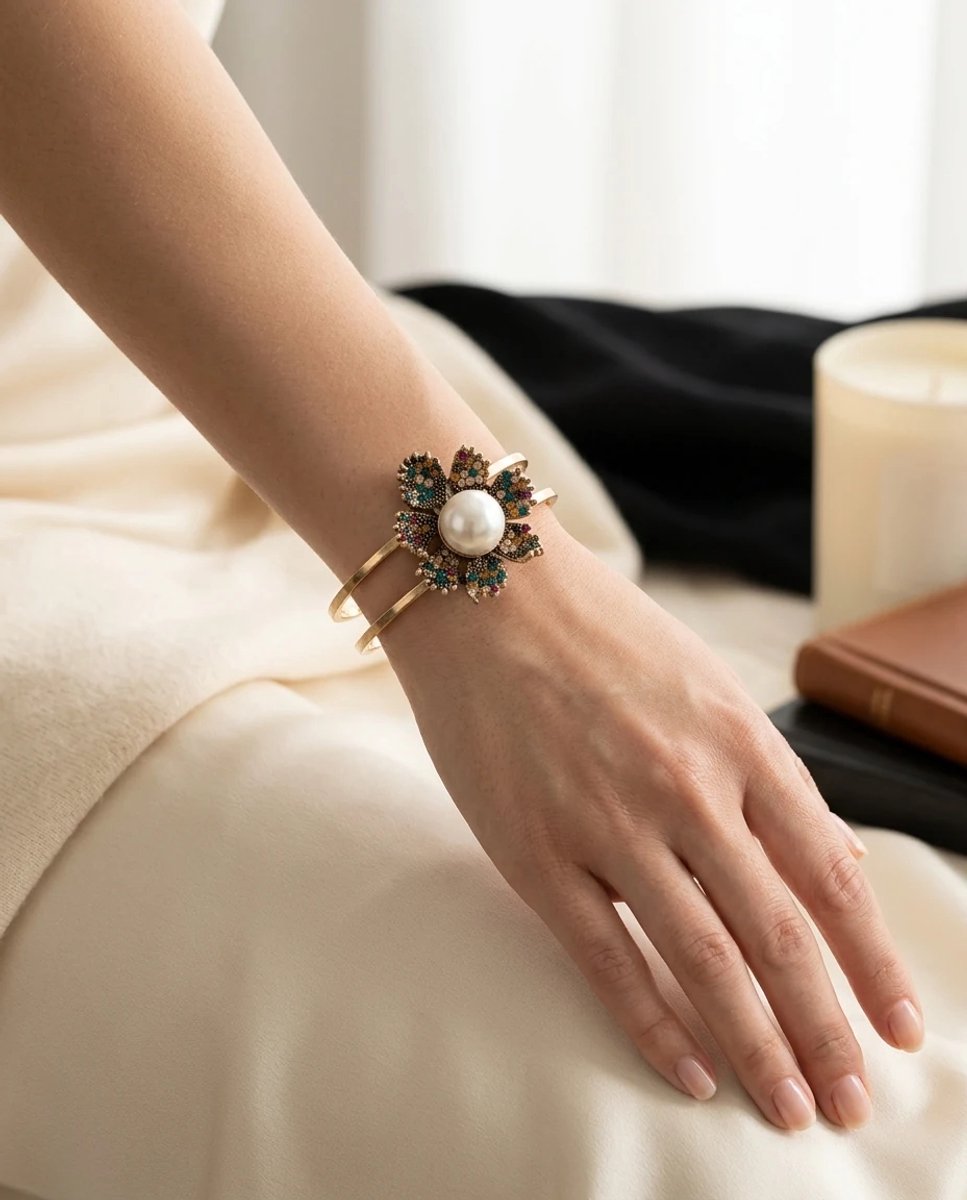 Dorvina Vintage Dames Manchet Bronzen Armband Authentiek Sieraad Gekleurde Kristallen Steen Bewerkt Parel Bloem Model
