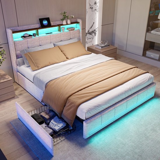 Linnen beige tweepersoonsbed met open opbergruimte, LED-verlichting en houten accenten in het hoofdbord.