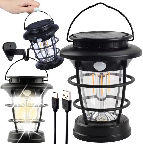 Set van zwarte solar lantaarns met helder glas, LED filament. Eén hangend aan muurbeugel, één brandend.