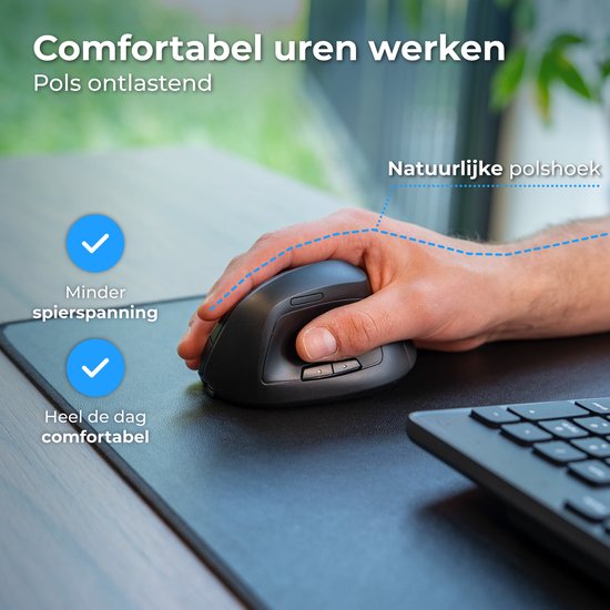 Hand rustend op een zwarte ergonomische muis, met een lijn die een natuurlijke pols-hoek aanduidt. "Comfortabel uren werken".