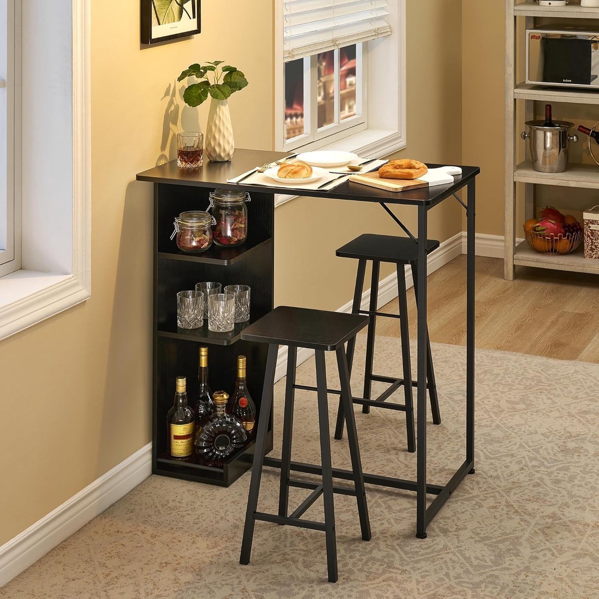 UrbanShelf Bartafelset met 2 Barkrukken en Opbergrekken 91,5 x 50 x 90,5 cm – Industriële Eethoek met 3 Opbergplanken – Compacte Keukentafel voor 2 Personen – Zwart Metaal en Houtlook – Ruimtebesparende Dining Set