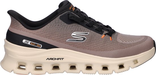 Taupe sneaker met zwarte veters, oranje accenten en een witte zool.