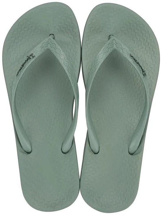 Lichtgroene Ipanema teenslippers met golvend patroon op de zool en merknaam.