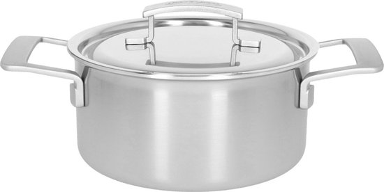 Casserole en inox avec couvercle, munie de deux poignées rectangulaires.