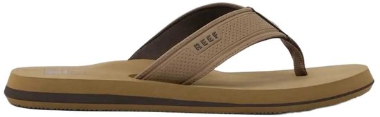 Bruine Reef teenslipper met suède bandjes en perforaties. Zwarte en bruine zolen.