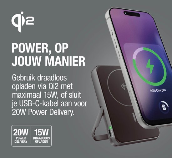 Grijze powerbank met standaard, laadt een smartphone op met 15W draadloos. Tekst: 'Power, op jouw manier'.