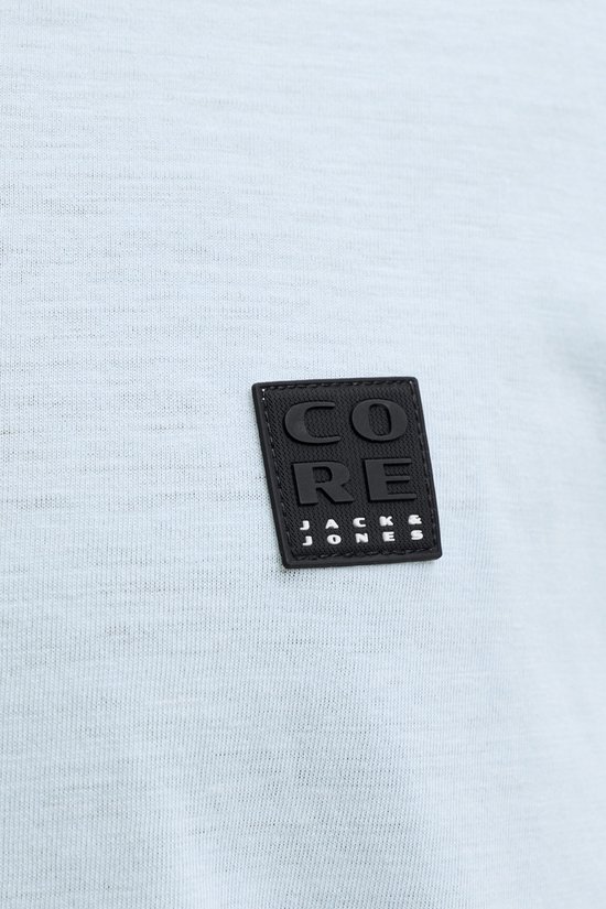 Lichtblauwe t-shirt met een zwart label met 'CORE JACK & JONES'.
