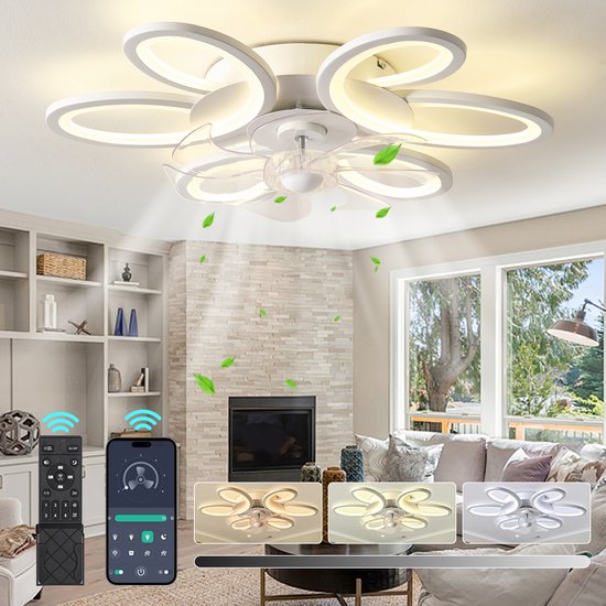 Witte bloemvormige plafondlamp met ventilator in een woonkamer, met afstandsbediening en smartphone-app. Er waaien blaadjes.