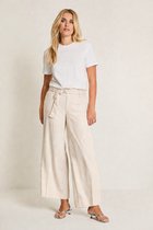 Model met witte top en crème wijde broek met ceintuur.