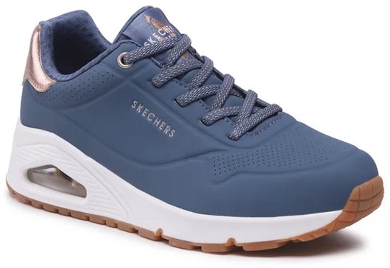 Blauwe Skechers Uno sneaker met roze gouden accenten bij de hiel en veters. Witte zool met zichtbare luchtunit.