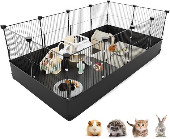 Een ruime, zwarte ren voor kleine dieren, ingericht met speelgoed en accessoires, met op de voorgrond een cavia, egel, kitten en konijn.