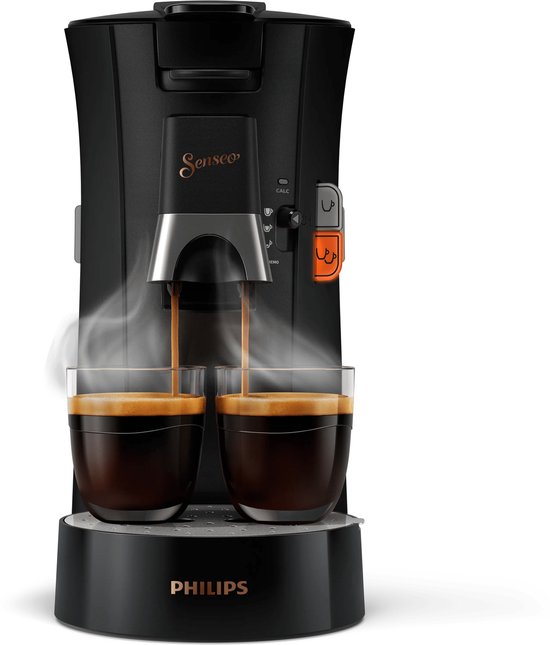 Zwarte Senseo koffiezetapparaat die twee kopjes koffie zet, met stoom.