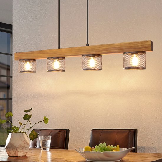 Suspension poutre en bois avec quatre abat-jour cages en métal au-dessus d'une table en bois.