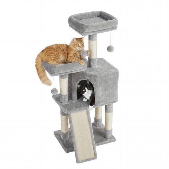Grijze krabpaal met een oranje kat op een plateau en een zwart-witte kat in het hol.