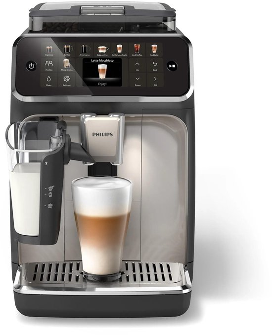 Zwarte en beige Philips 5500 serie volautomatische espressomachine met LatteGo, schenkt een latte macchiato.