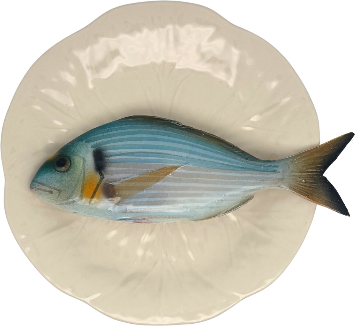 Orata op een crème/wit bladvormig bord, 21cm