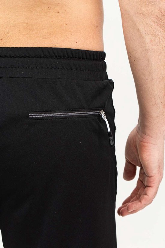 Detail van de ritszak van een zwarte korte sportbroek voor heren.