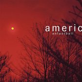 Donkerrode hemel met een gele zon en kale bomen. Tekst: "american football"