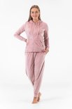 Model in roze fluwelen joggingpak, voorkant: capuchonvest met rits en joggingbroek.